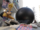 J-Stars Victory VS - Goku vs Luffy - Diorama em escala natural na estação de Shibuya em Tóquio