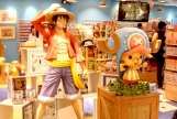 Estátua em tamanho real de Luffy na One Piece Mugiwara Store