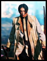 Yusuke Iseya como Aoshi Shinomori em Rurouni Kenshin: Kyoto Taika-hen